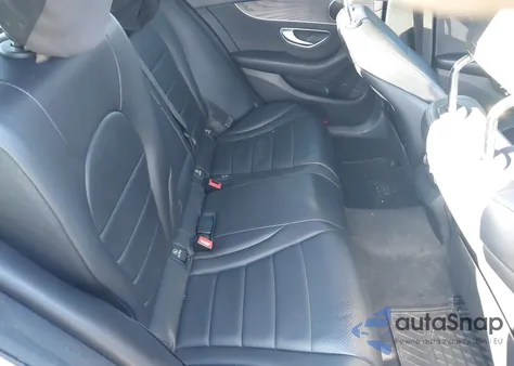 2017 Mercedes-Benz C 300 4Matic z USA, uszkodzony, nr VIN 55SWF4KB3HU187230